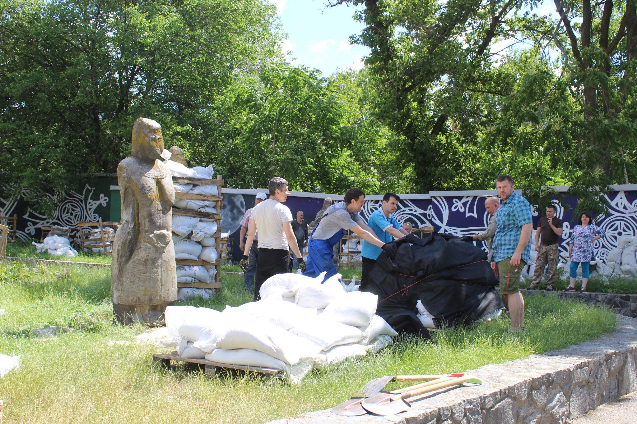 Новости Днепра про В Днепре раздели каменных баб возле исторического музея (ФОТО)