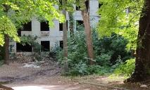 Жильцы выехали почти 30 лет назад: история старого заброшенного общежития в Днепре (ФОТО)