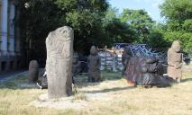 Каменным бабам возле исторического музея в Днепре сделают новые «броники»