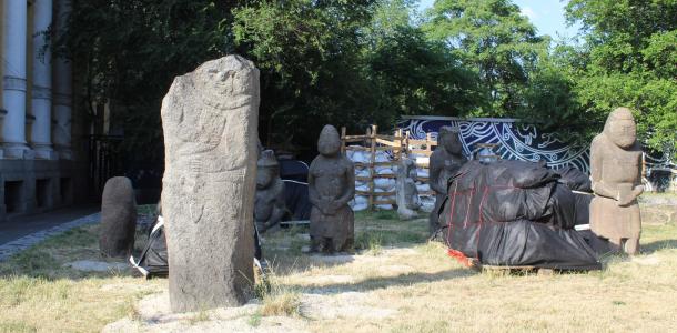 Каменным бабам возле исторического музея в Днепре сделают новые «броники»
