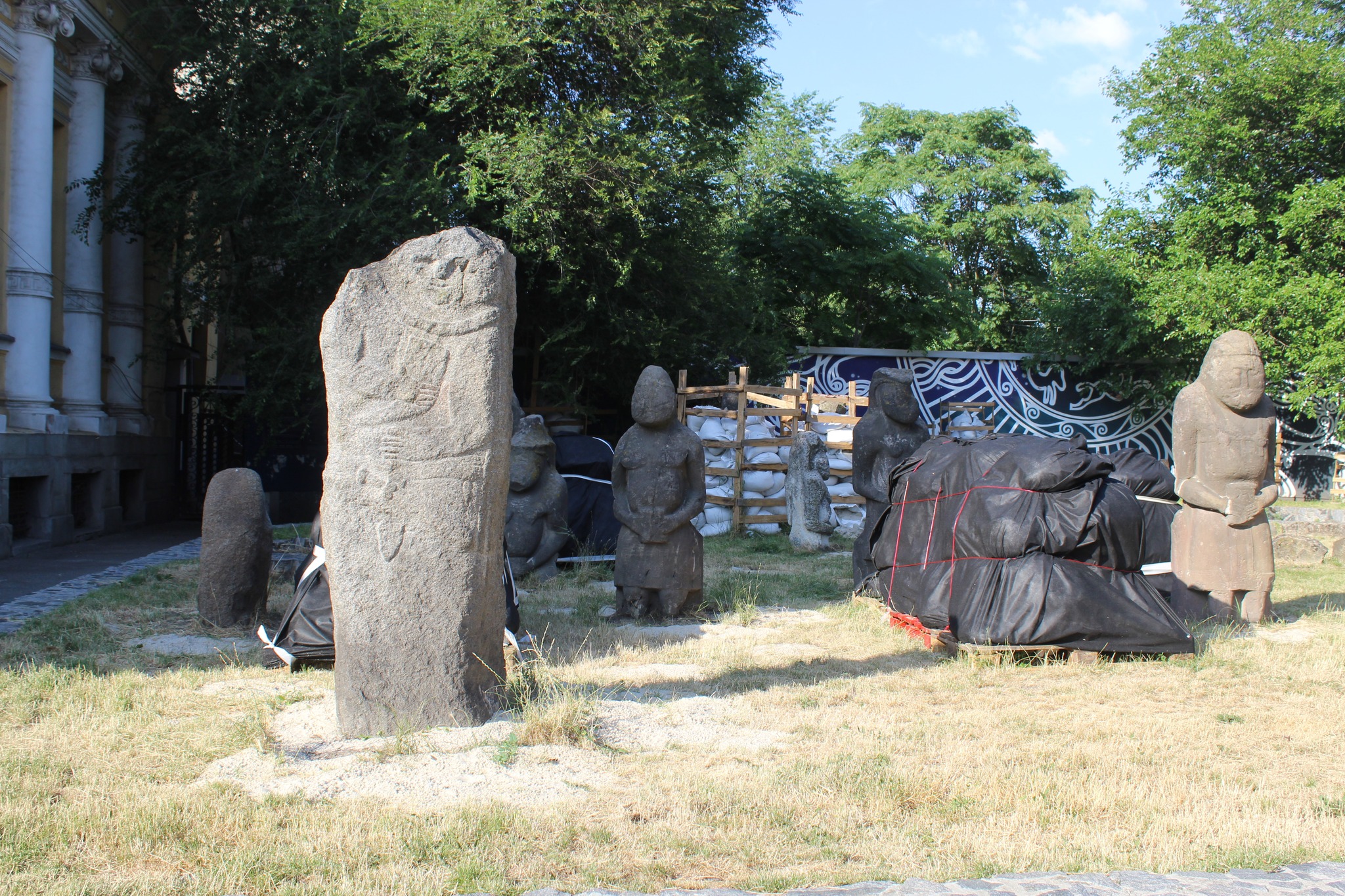 Новости Днепра про Каменным бабам возле исторического музея в Днепре сделают новые 