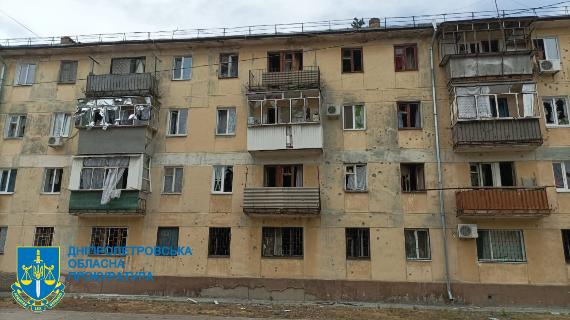 Новости Днепра про Трое пострадавших и разбитые дома: прокуратура расследует очередной обстрел Зеленодольска