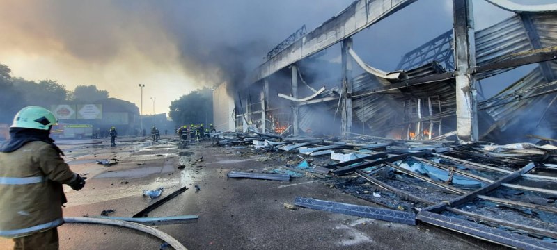 Новости Днепра про По ТРЦ в Кременчуге ударили ракетой: есть погибшие