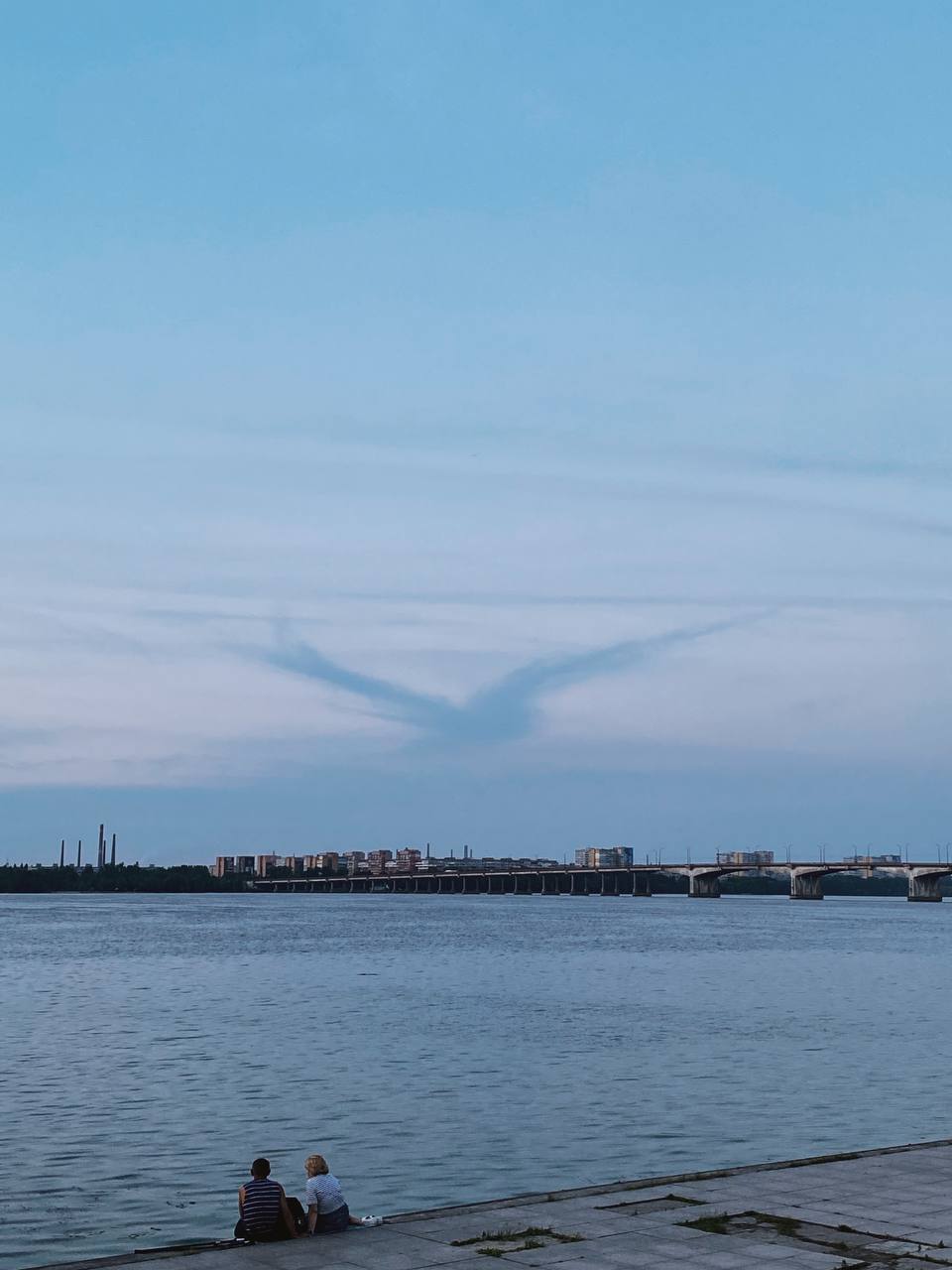 Новости Днепра про Хороший знак: в небе над Днепром заметили гигантского голубя (ФОТО)