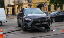 Трамваи не ждите: в Днепре на Чернышевского столкнулись две иномарки