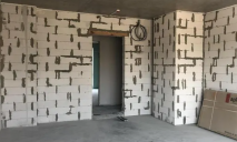 Вместе с посудой и голыми стенами: как выглядит однокомнатная квартира за 6,3 млн грн на продажу в Днепре (ФОТО)