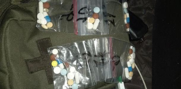 Более 200 таблеток: в Днепре нацгвардейцы задержали на блокпосту мужчину с наркотиками