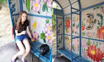 Яркие цветы и бабочки: юная никопольчанка превратила транспортную остановку в арт-объект