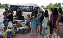 Из Славянска в Днепр эвакуировалась мама с 10 детьми: добраться помогли полицейские