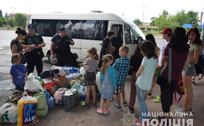 Новости Днепра про Из Славянска в Днепр эвакуировалась мама с 10 детьми: добраться помогли полицейские