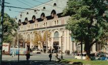 Фонтан, памятник и старый магазин: как 30 лет назад выглядел центр Днепра (ФОТО)