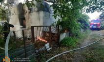 Остались одни стены: на Днепропетровщине горел частный дом