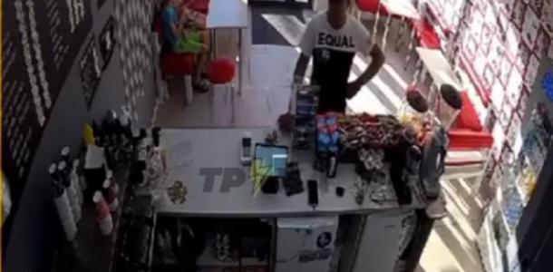 В Каменском посетитель кофейни украл у бариста AirPods и чаевые