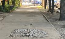 Наче могила: у Дніпрі на Європейській містяни засипали величезну яму на тротуарі