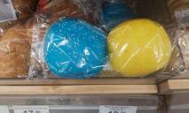 Ми з України: у Дніпрі у супермаркеті продають синьо-жовті булочки