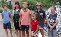 Маленькі захисники: у Марганці діти створили блок-пост і допомагають ЗСУ