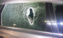 Кидали бутылки из окна: в Днепре постояльцы отеля разбили припаркованный автомобиль