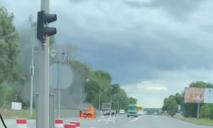 На виїзді із Дніпра палають «жигулі»: з’явилося відео інциденту