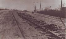Рельсы посреди дороги и пассажирский поезд: как выглядела набережная Днепра более 50 лет назад