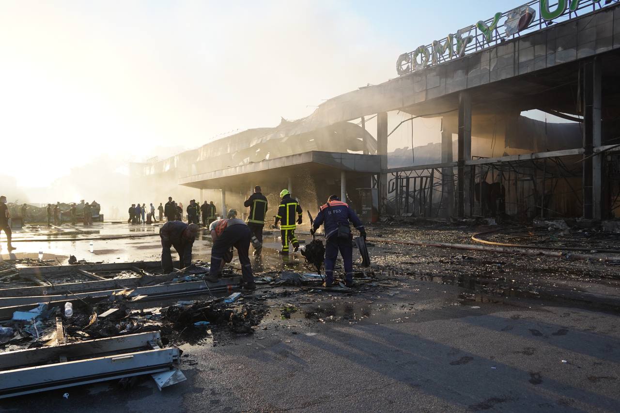 Новости Днепра про Спустя 5 суток спасатели закончили разбирать завалы ТЦ в Кременчуге: что известно о погибших