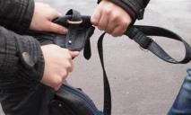 Обережно, вуличні грабіжники: в Дніпрі двоє чоловіків вихватили сумку