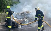 У Дніпрі на Криворізькому шосе під час руху спалахнула автівка (ФОТО)
