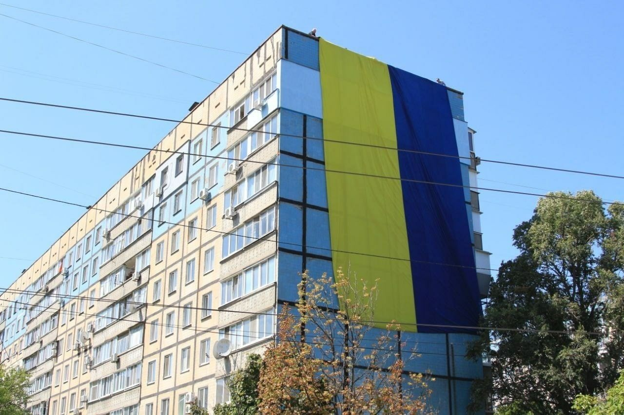 Новости Днепра про Сине-желтый великан: в Днепре на доме развернули 18-метровый флаг