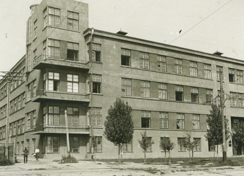 Новости Днепра про Фонтан біля головного корпусу: як 50 років тому виглядала Металургійна академія у Дніпрі (ФОТО)