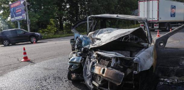 На Запорожском шоссе в Днепре произошло ДТП: авто сгорело полностью