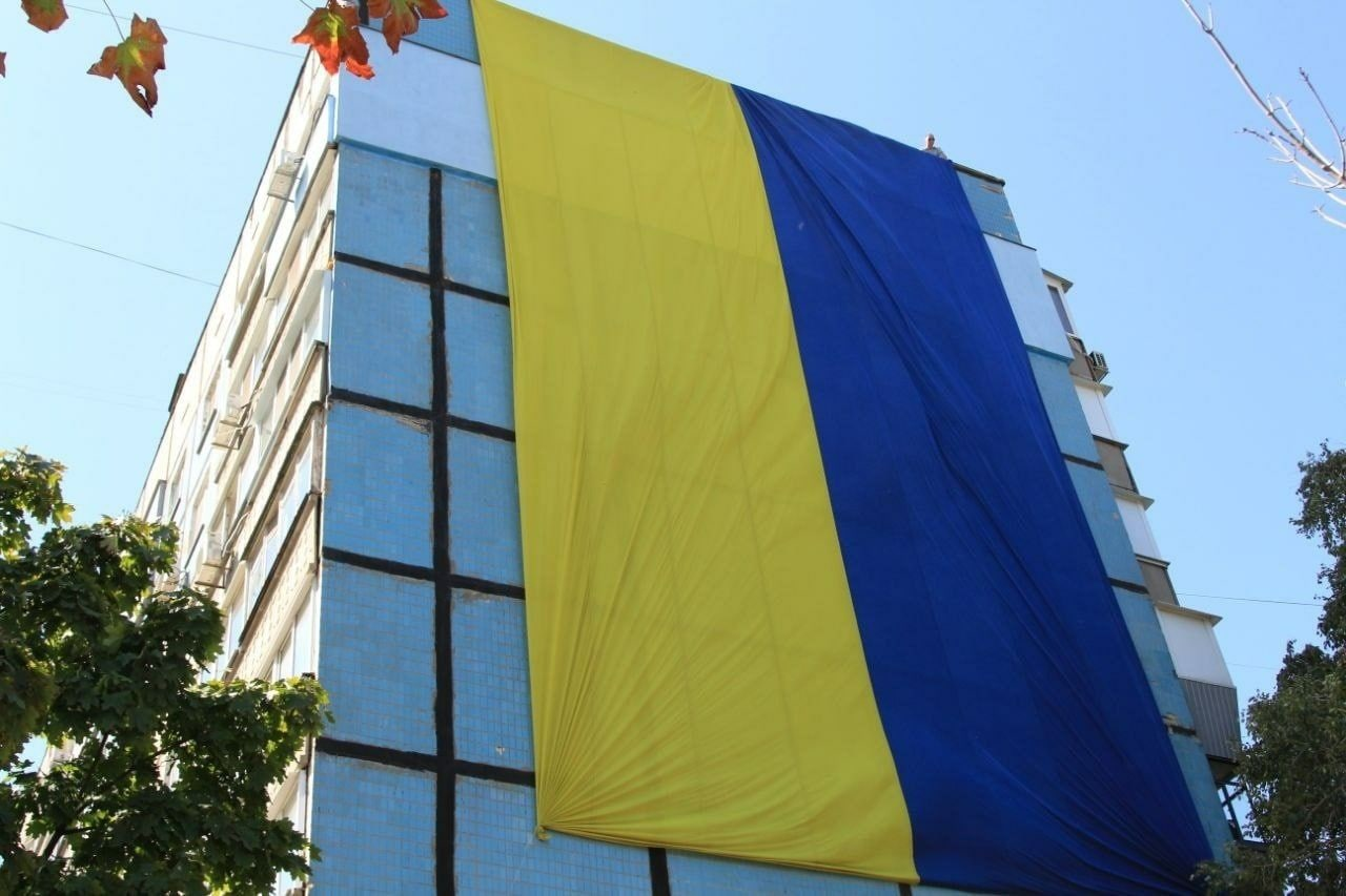 Новости Днепра про Сине-желтый великан: в Днепре на доме развернули 18-метровый флаг