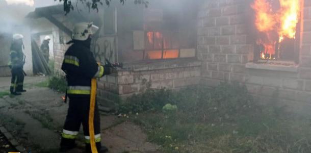 На Дніпропетровщині горів будинок: постраждав чоловік