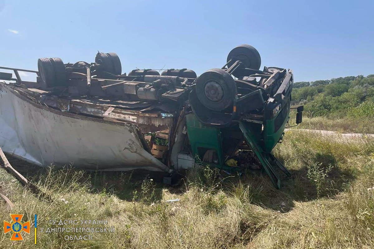 Новости Днепра про На Днепропетровщине столкнулись грузовик и Lanos: есть пострадавшие