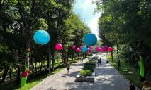 Метелики та яскраві кульки: у парку “Зелений Гай” оновили дизайн Центральної алеї