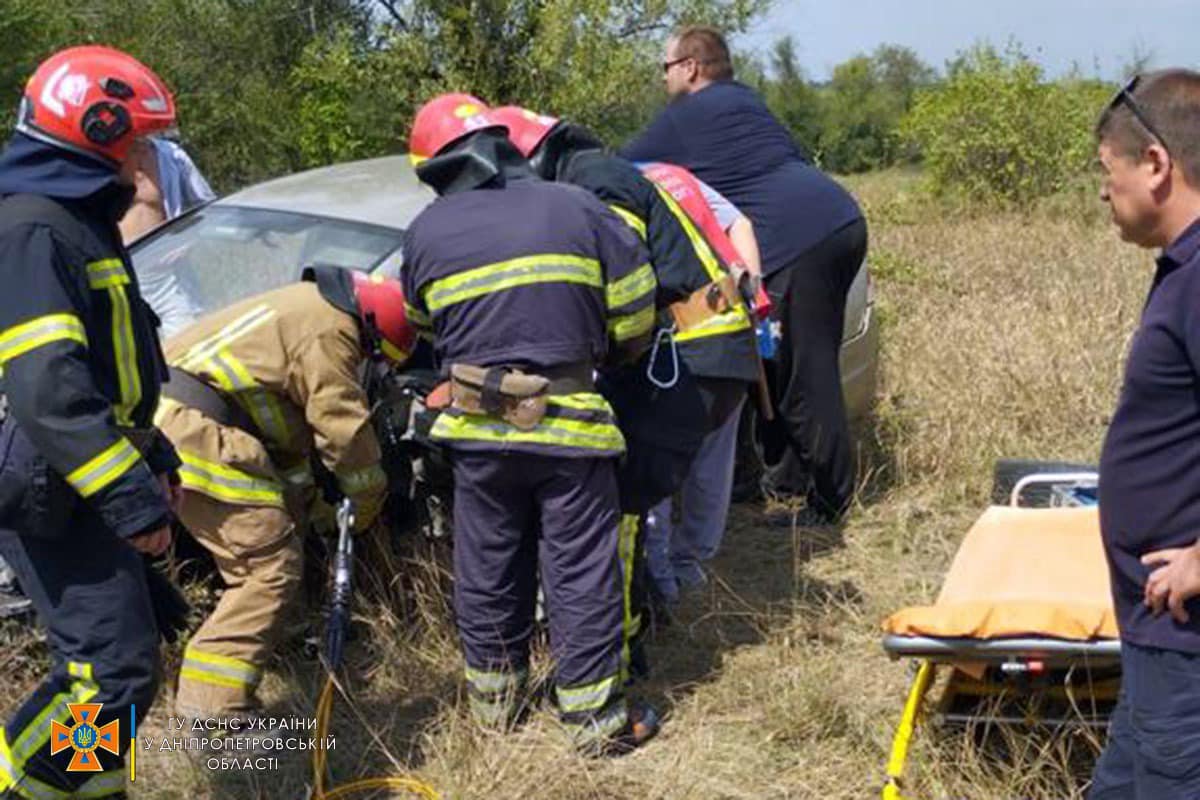 Новости Днепра про На Днепропетровщине иномарка съехала в кювет: спасатели деблокировали водителя