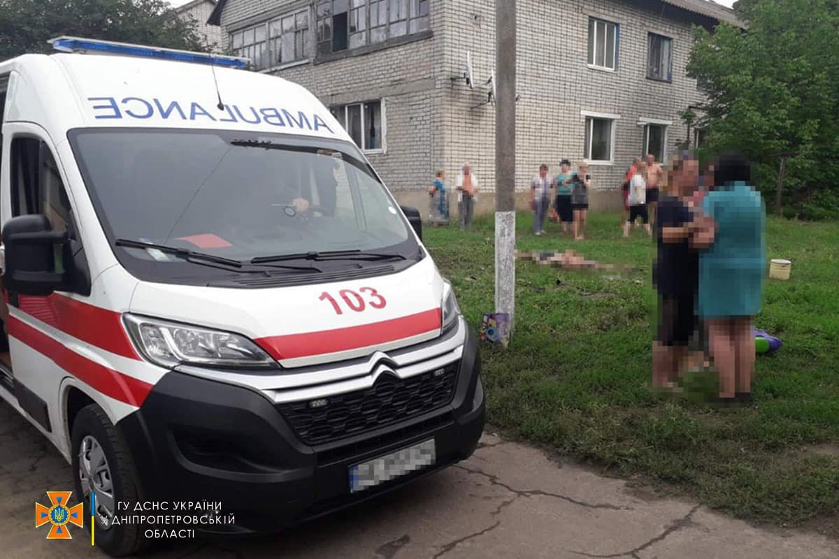 Новости Днепра про На Днепропетровщине трое мужчин упали в канализационный колодец: один из них погиб