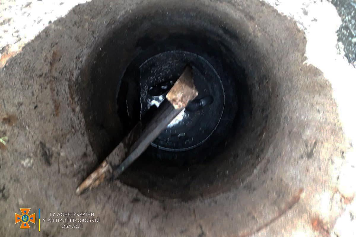 Новости Днепра про На Днепропетровщине трое мужчин упали в канализационный колодец: один из них погиб