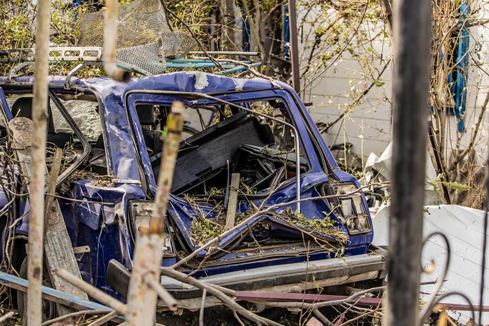 Розбиті будинки та авто як виглядає селище Чаплине після російського
