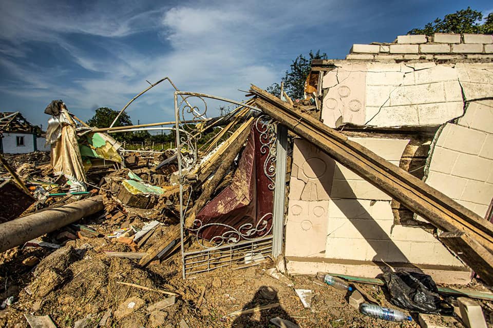 Новости Днепра про Разбитые дома и авто: как выглядит поселок Чаплино после российского удара в День Независимости