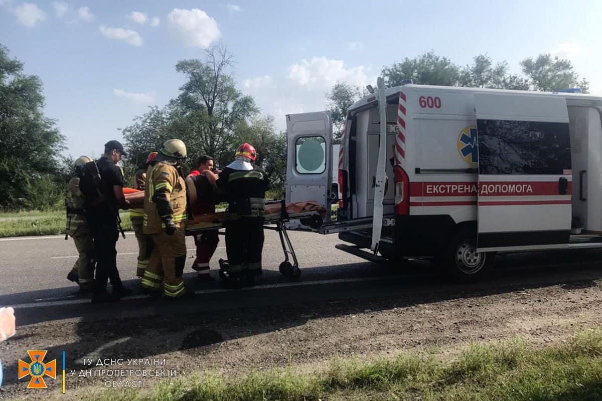 Новости Днепра про На Днепропетровщине Mercedes Sprinter столкнулся с грузовиком и врезался в дерево