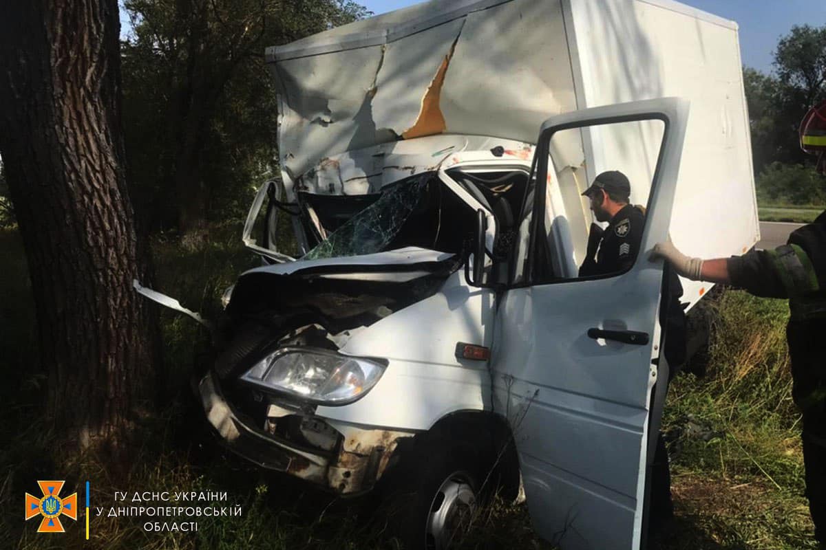 Новости Днепра про На Днепропетровщине Mercedes Sprinter столкнулся с грузовиком и врезался в дерево