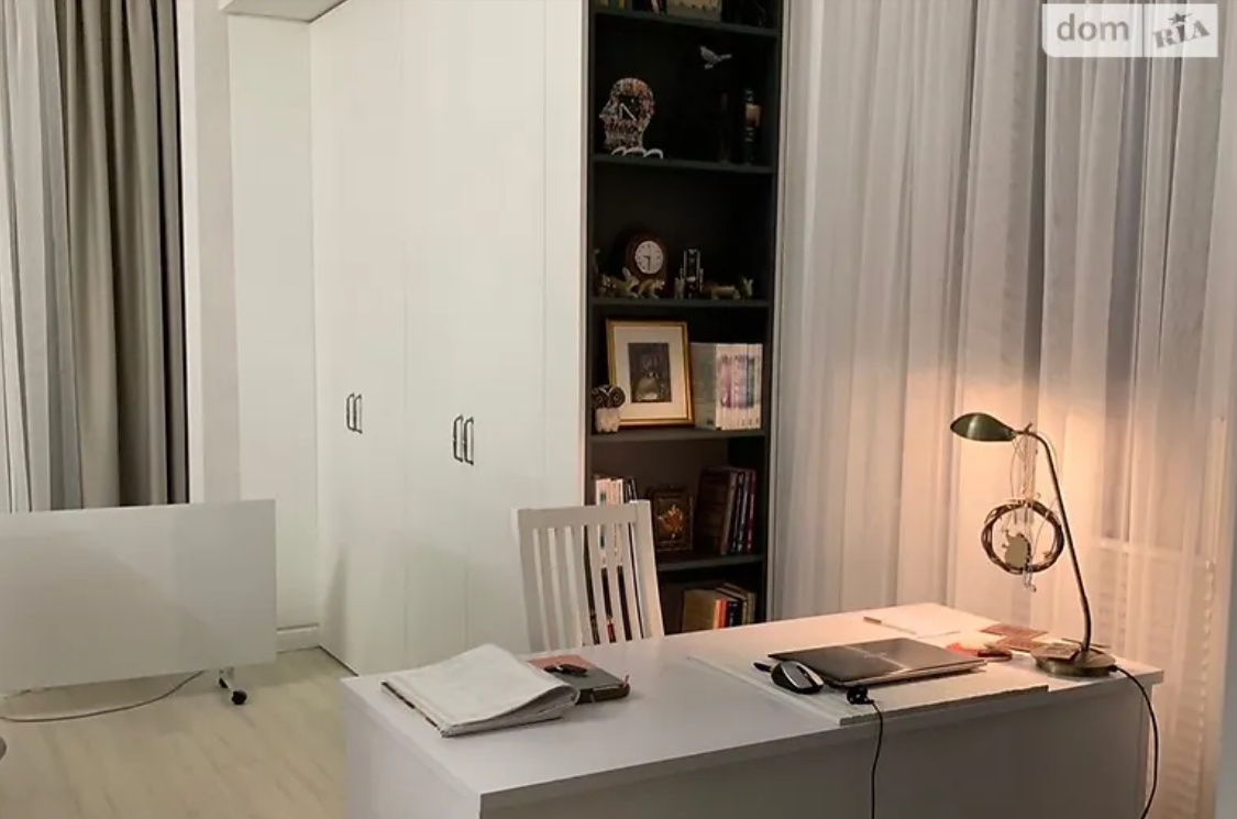 Новости Днепра про Яркие стены и кабинет с кухней на 10 кв.м: как выглядит «однушка» за 5,8 млн грн на продажу в Днепре (ФОТО)