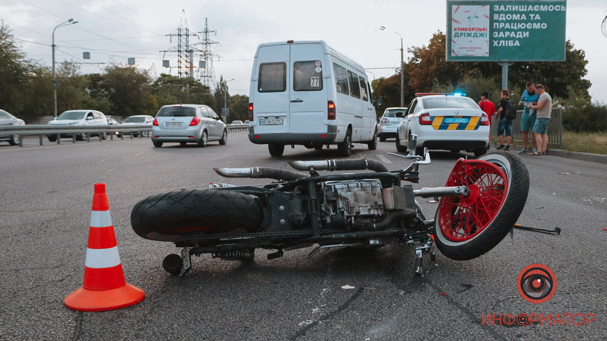 Новости Днепра про В Днепре на Набережной Заводской мотоциклист врезался в Volkswagen
