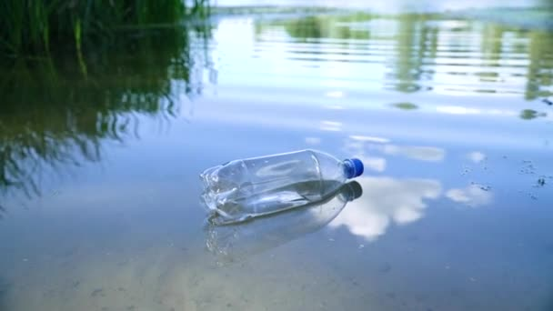 Новости Днепра про Замість риби: після дощу на поверхню Дніпра піднялись сотні пляшок