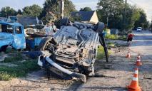 Серйозне ДТП у Дніпрі: BMW влетів в паркан, протаранив іншу машину і перевернувся на дах