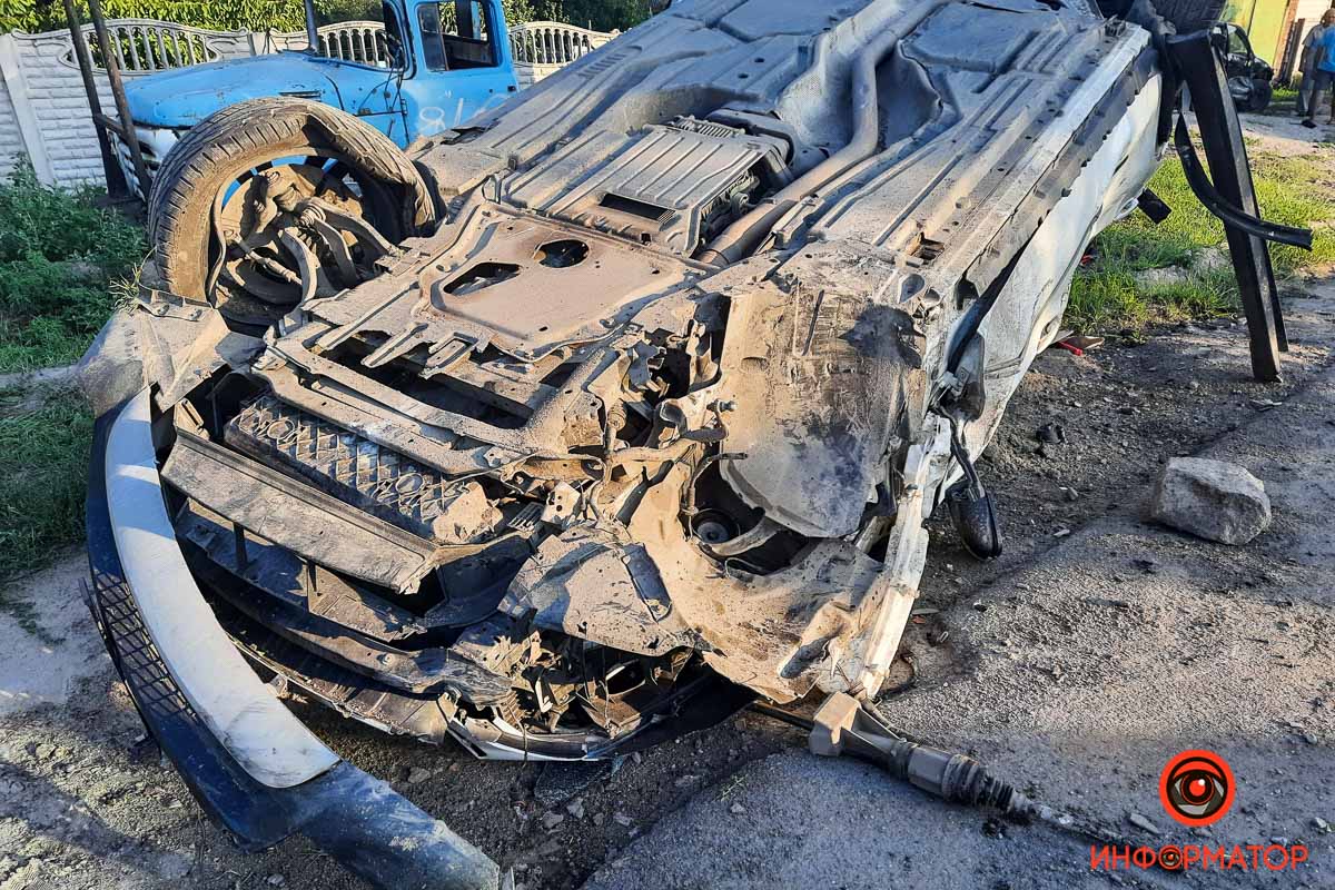 Новости Днепра про Серйозне ДТП у Дніпрі: BMW влетів в паркан, протаранив іншу машину і перевернувся на дах