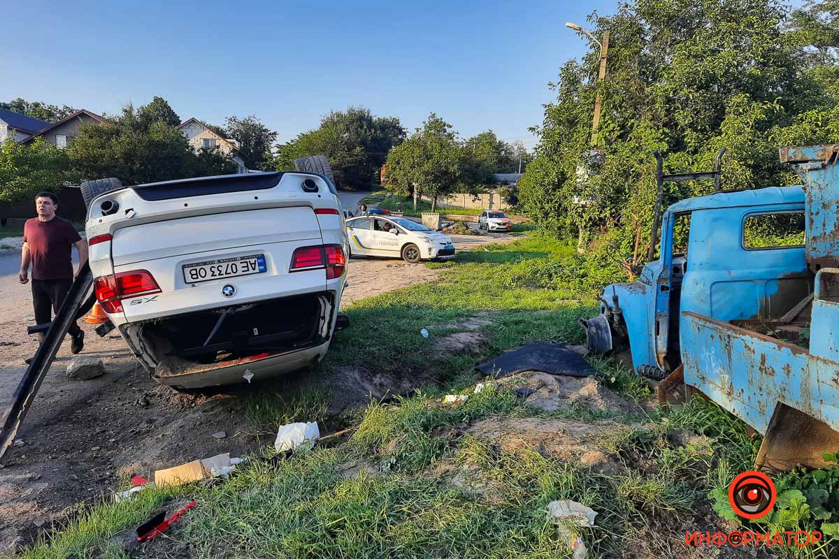 Новости Днепра про Серйозне ДТП у Дніпрі: BMW влетів в паркан, протаранив іншу машину і перевернувся на дах