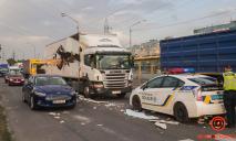 В Днепре на Донецком шоссе тягач разбил кузов фуры и покинул место аварии (ФОТО)