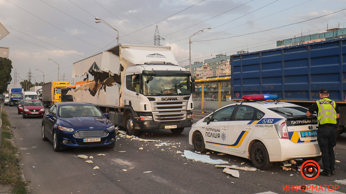 Новости Днепра про В Днепре на Донецком шоссе тягач разбил кузов фуры и покинул место аварии (ФОТО)