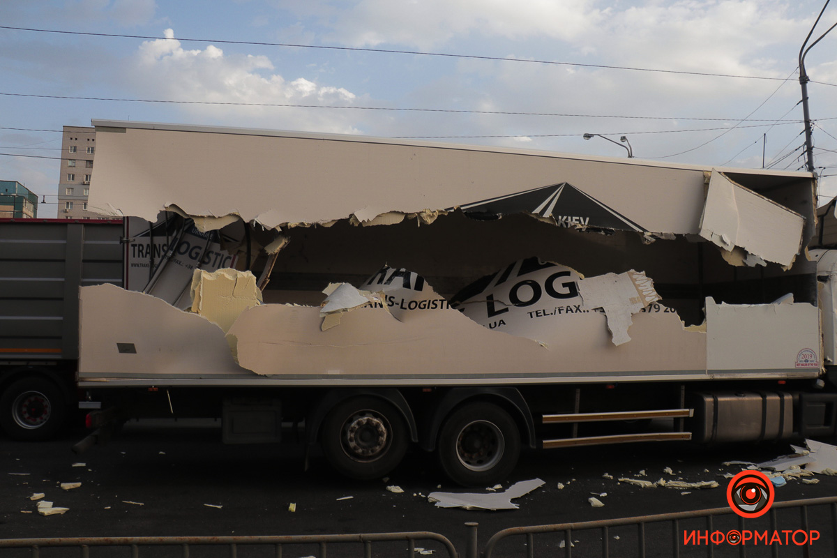 Новости Днепра про В Днепре на Донецком шоссе тягач разбил кузов фуры и покинул место аварии (ФОТО)