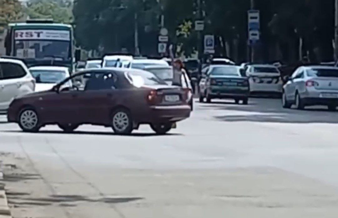 Новости Днепра про У Дніпрі помітили жінку, яка розгулює по дорозі серед машин: відео